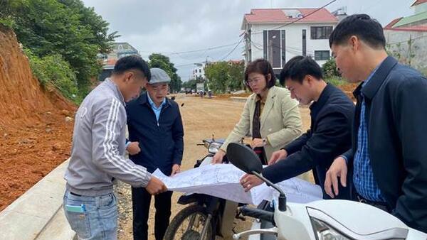 Lãnh đạo phường Kỳ Lừa kiểm tra, tháo gỡ khó khăn, vướng mắc tại điểm thi công đoạn tuyến đường dự án khu dân cư N20 đấu nối với đường 3/2 thị trấn Cao Lộc (cũ)