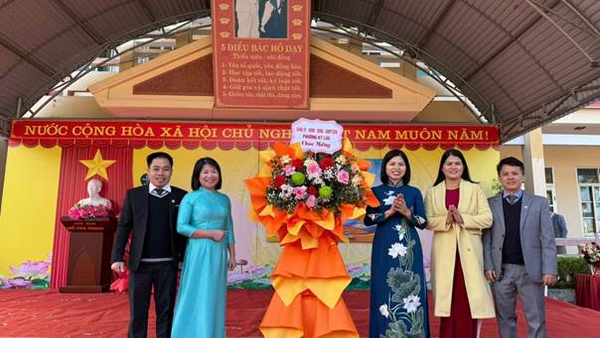 ĐỒNG CHÍ HOÀNG MINH THẢO, PHÓ BÍ THƯ THƯỜNG TRỰC ĐẢNG ỦY PHƯỜNG KỲ LỪA DỰ LỄ KỶ NIỆM 43 NĂM NGÀY NHÀ GIÁO VIỆT NAM TẠI CÁC TRƯỜNG TRÊN ĐỊA BÀN