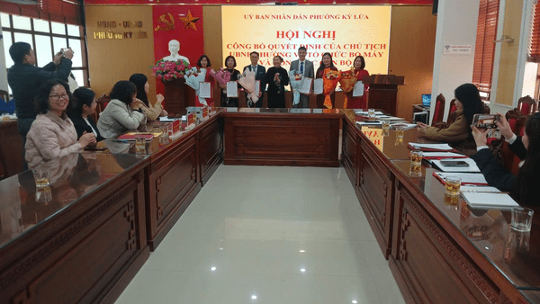 PHƯỜNG KỲ LỪA CÔNG BỐ CÁC QUYẾT ĐỊNH VỀ TỔ CHỨC BỘ MÁY VÀ CÔNG TÁC CÁN BỘ