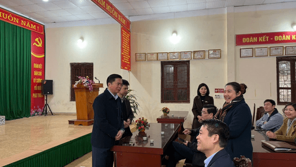 Đồng chí Đinh Hữu Học, Uỷ viên Ban Thường vụ tỉnh uỷ, Phó Chủ tịch UBND tỉnh kiểm tra công tác chuẩn bị bầu cử tại phường Kỳ Lừa