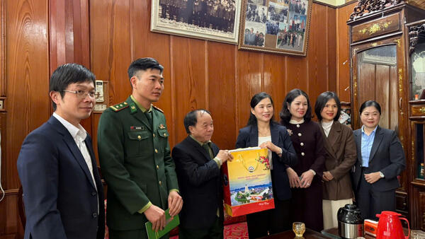 Đồng chí Trần Thanh Nhàn, Tỉnh uỷ viên, Phó Chủ tịch UBND tỉnh Lạng Sơn thăm, chúc Tết các gia đình chính sách tại phường Kỳ Lừa