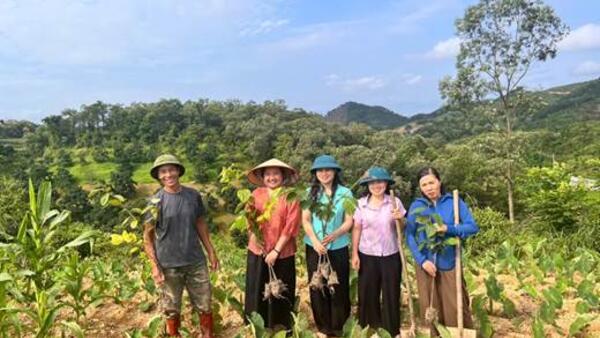 UBND PHƯỜNG KỲ LỪA: CHỦ TỊCH UBND PHƯỜNG KIỂM TRA THỰC TẾ VÀ ĐỘNG VIÊN CÁC HỘ DÂN PHÁT TRIỂN MÔ HÌNH TRỒNG CÂY HỒNG GIÒN