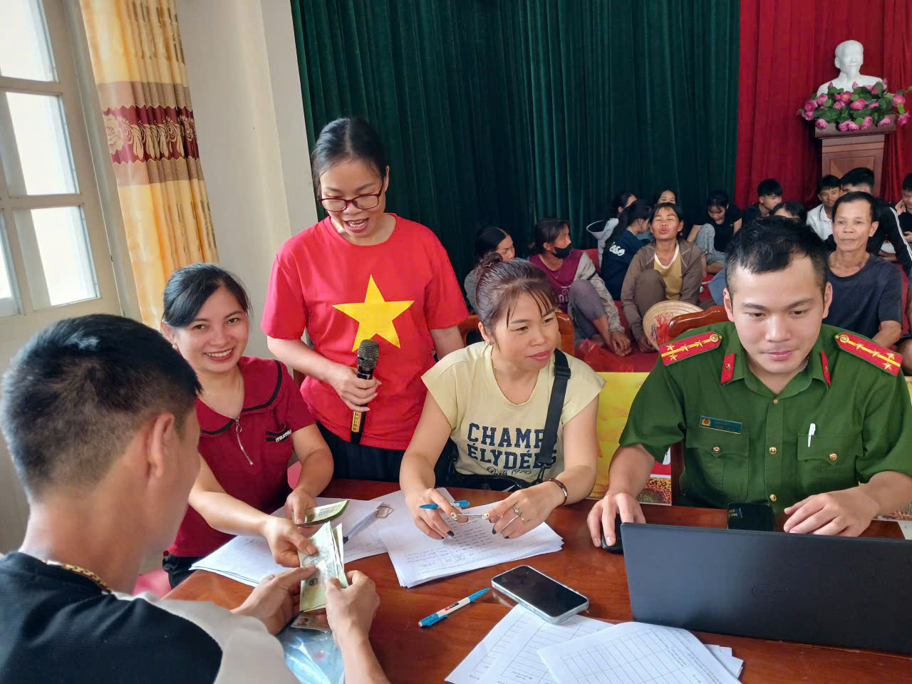 Có thể là hình ảnh về 4 người