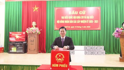 Đồng chí Đinh Hữu Học, Uỷ viên Ban Thường vụ Tỉnh uỷ, Phó Chủ tịch Thường trực UBND tỉnh dự khai mạc và bỏ phiếu bầu đại biểu Quốc hội khóa XVI và đại biểu HĐND các cấp nhiệm kỳ 2026 – 2031, tại khu vực bỏ phiếu số 20, nhà văn hóa khối 26, phường Kỳ Lừa.