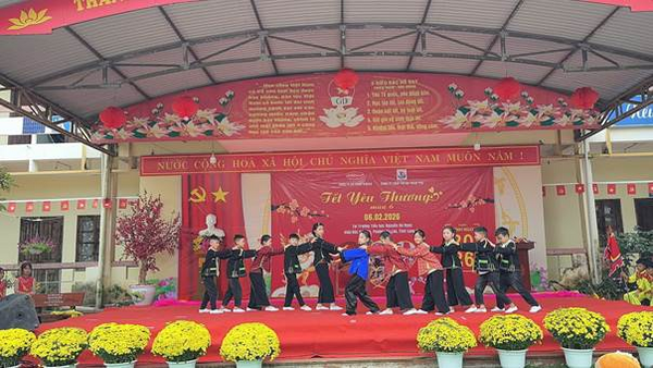 Chương trình “Tết yêu thương 2026”  lan toả nghĩa tình với các em học sinh có hoàn cản khó khăn tại phường Kỳ Lừa