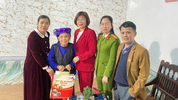 Đoàn công tác số 3 phường Kỳ Lừa thăm, tặng quà Tết Nguyên đán Bính Ngọ năm 2026