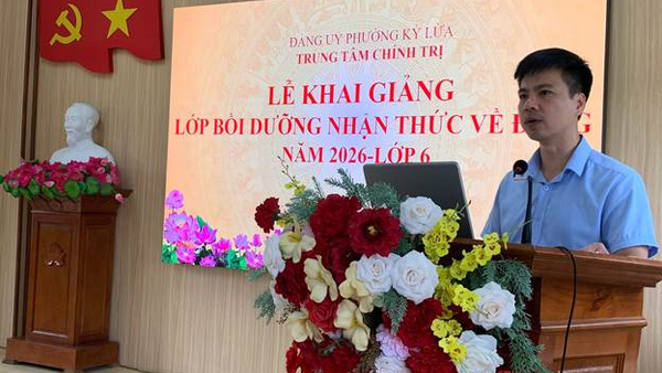 TRUNG TÂM CHÍNH TRỊ PHƯỜNG KỲ LỪA TỔ CHỨC CHO HỌC VIÊN LỚP BỒI DƯỠNG NHẬN THỨC VỀ ĐẢNG DÂNG HƯƠNG TƯỞNG NIỆM ĐỒNG CHÍ HOÀNG VĂN THỤ