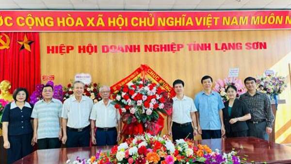 LÃNH ĐẠO PHƯỜNG KỲ LỪA THĂM, CHÚC MỪNG CÁC DOANH NGHIỆP NHÂN NGÀY DOANH NHÂN VIỆT NAM 13/10