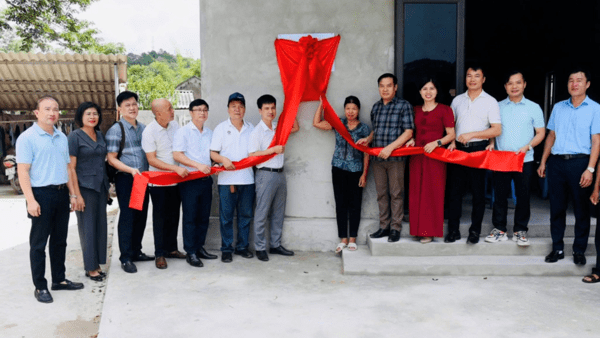 PHƯỜNG KỲ LỪA PHỐI HỢP TRAO TẶNG NHÀ TÌNH NGHĨA CHO HAI HỘ GIA ĐÌNH CÓ HOÀN CẢNH KHÓ KHĂN